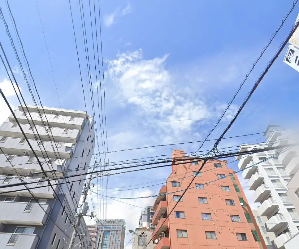 広島市中区舟入町のマンション周辺の風景。高層ビルと電線が広がる都市の一角